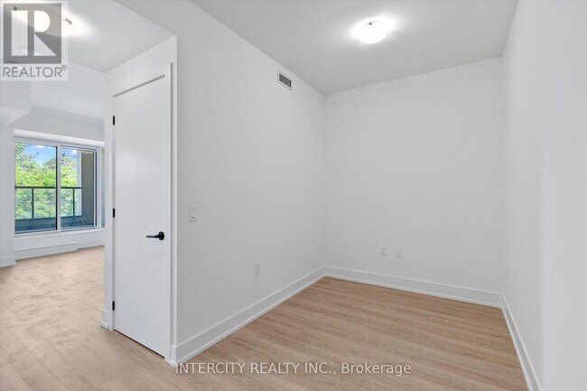 Building Photo - 2075-2075 King Rd