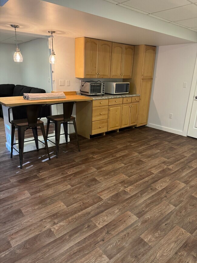 Cocina, con zona de estar adicional. Incluirá taburetes. - 6 Yale Rd