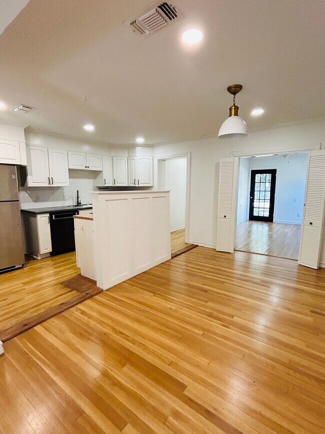 Building Photo - 2732 6th Ave