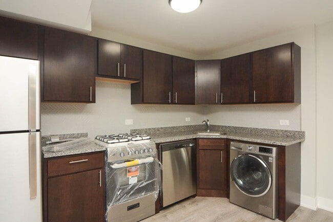 Building Photo - 546 W Belden Ave