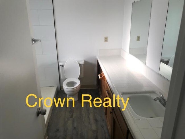 Building Photo - 2/2 Townhome - Loft