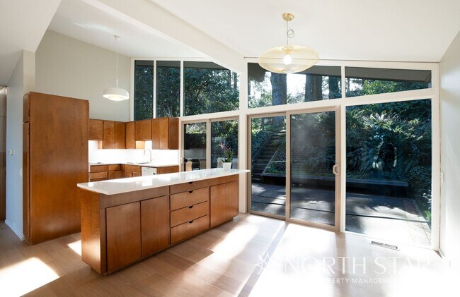 Foto del edificio - Amazing Updated Mid-Century in the Prime P...