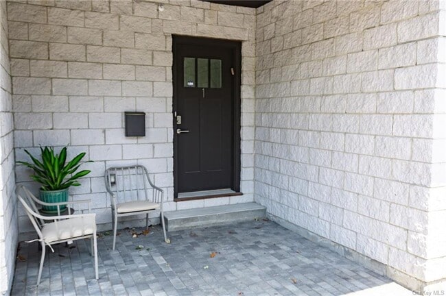 Building Photo - 128 Library Ln