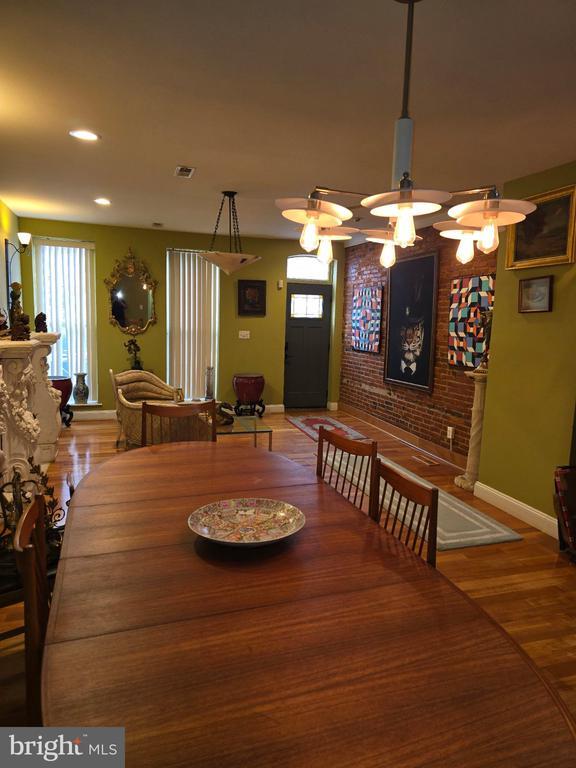 Building Photo - 782 W Hamburg St