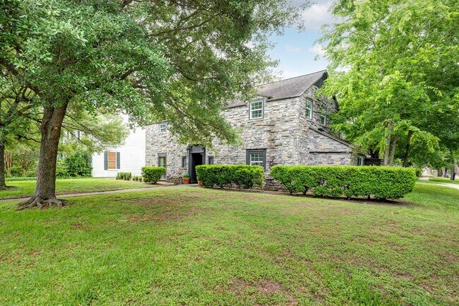 Foto del edificio - 3071 Locke Ln