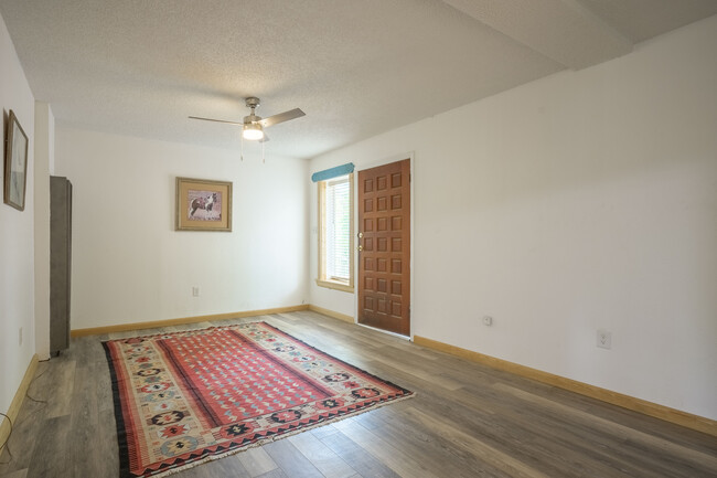Building Photo - 304 Kit Carson Rd