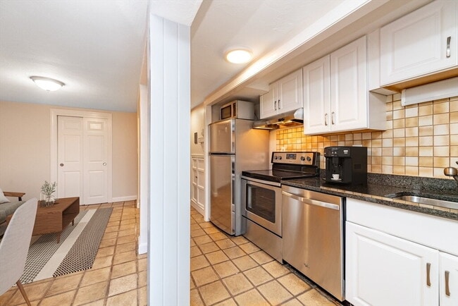 Foto del edificio - "Charming Furnished 1-Bedroom Apartment with Hardwood Floors in Beacon Hill"