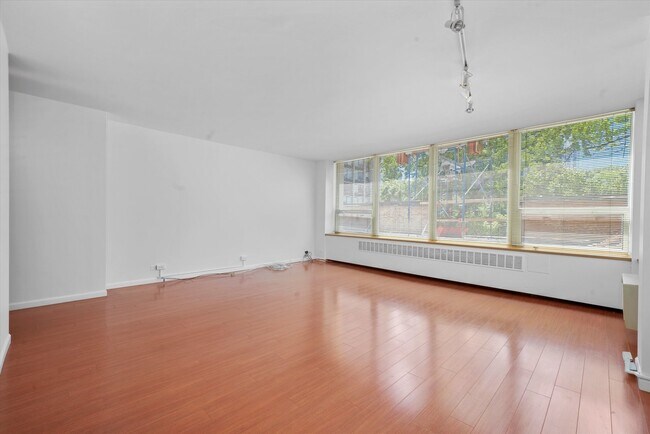 Foto del edificio - 1360 N Sandburg Terrace