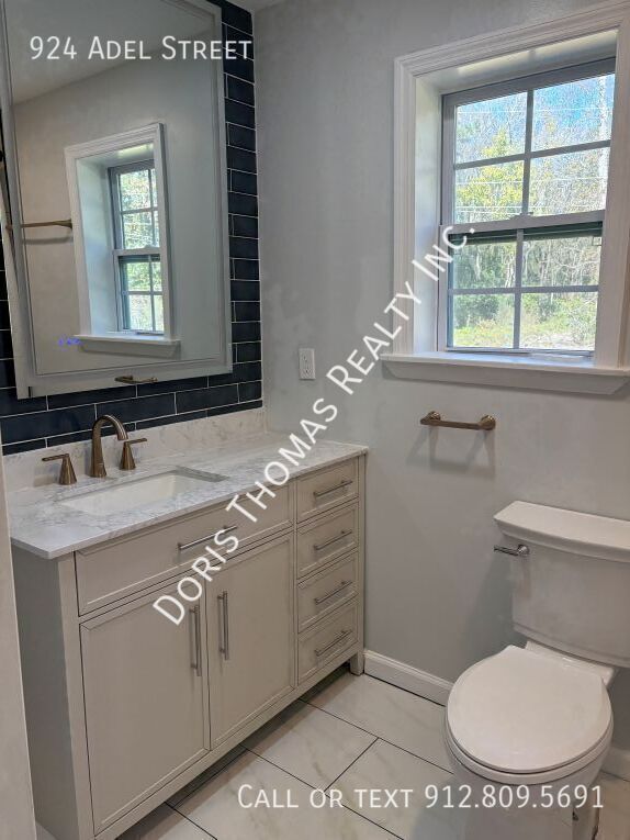 Building Photo - 924 Adel St