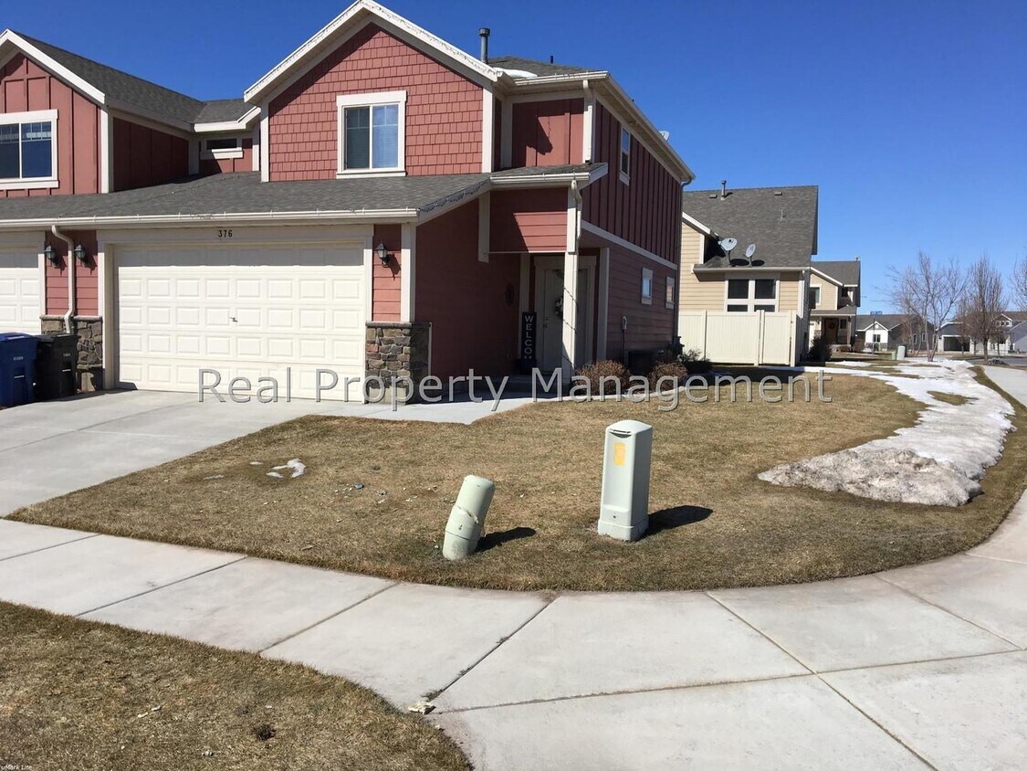 Foto principal - A Fantastic 3 bedroom, 2.5 bath Town Home ...