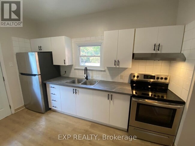 Building Photo - 162 Ivy Crescent