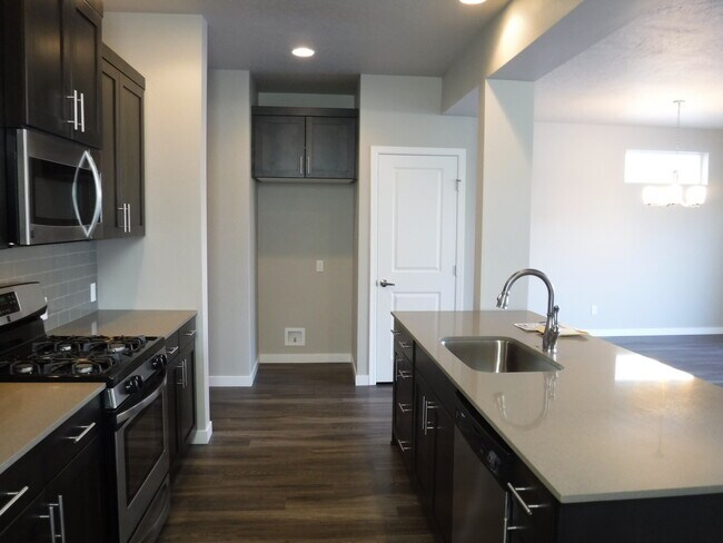 Building Photo - Beautiful and spacious 4 bed 2.5 bath home in Sovi Sub just off Eagle and Victory