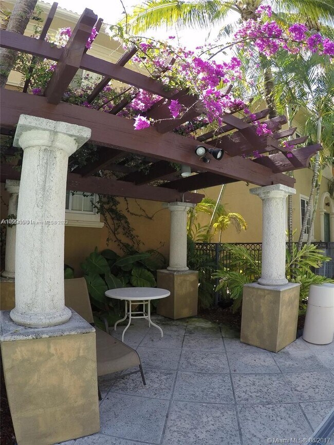 Foto del edificio - 2921 NE 185th St