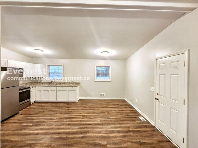 Building Photo - 3024 Pasadena Dr