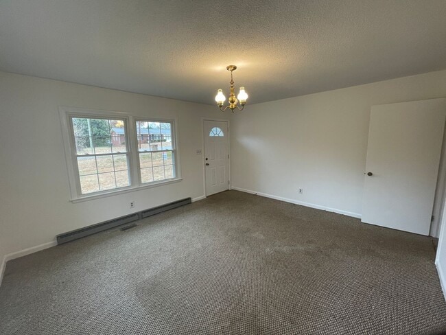 Foto del edificio - 3 bedroom 1.5 bath house available.   Pet friendly!