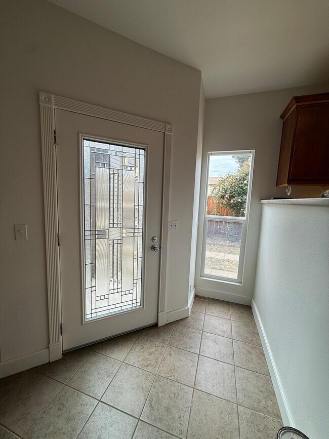 Foto del edificio - Centrally Located Large Two Story Home wit...