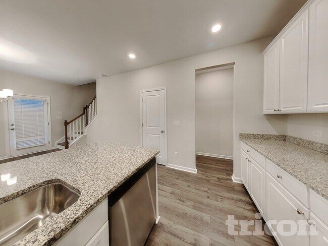 Building Photo - 305 Knowles Pl