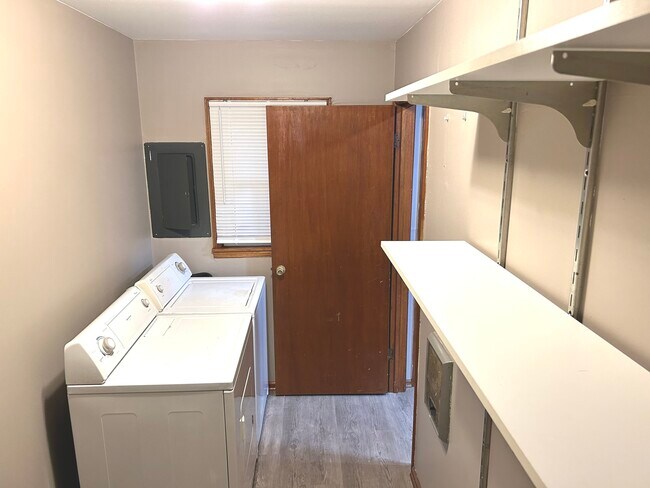 Foto del edificio - 430 Lawndale Dr