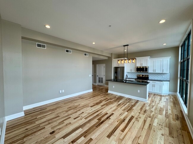 Building Photo - 116 S Main St