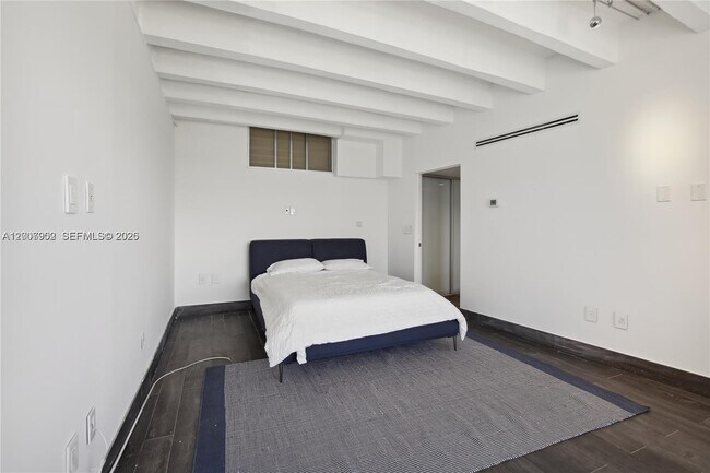 Foto del edificio - 5255 Collins Ave