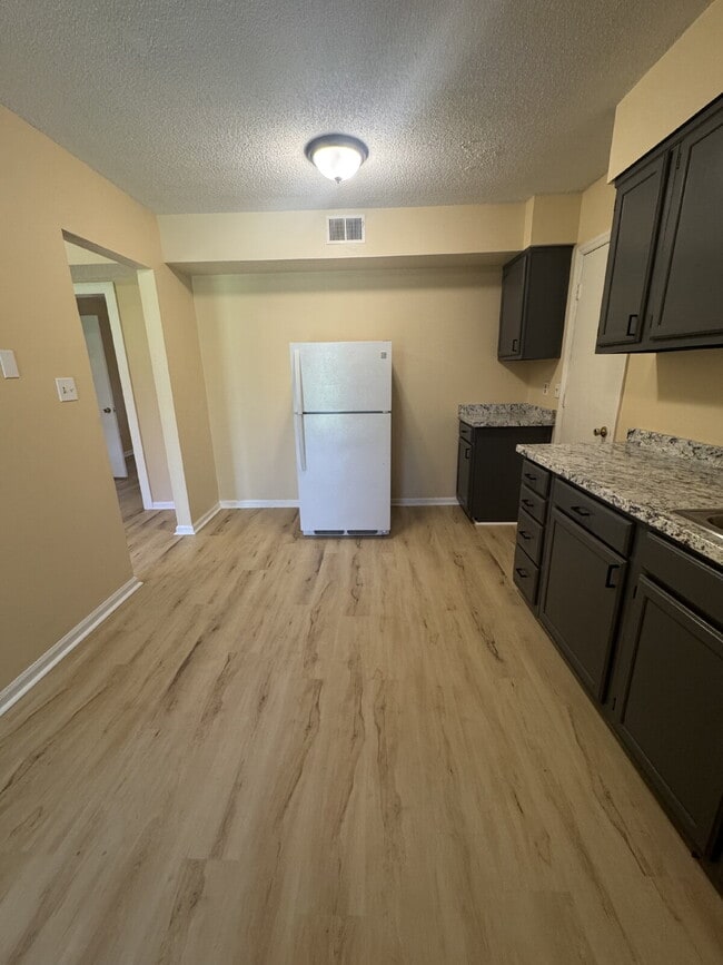 Building Photo - Remodeled upstairs apartment.