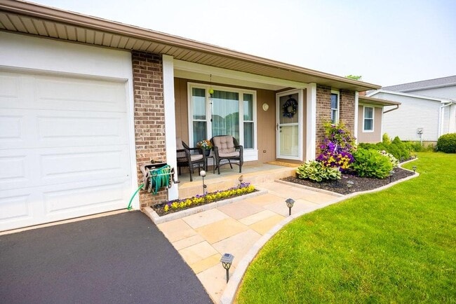 Building Photo - Amazing 3 Bedroom and 2 Full Bath Home For Rent in Greece Available Now.