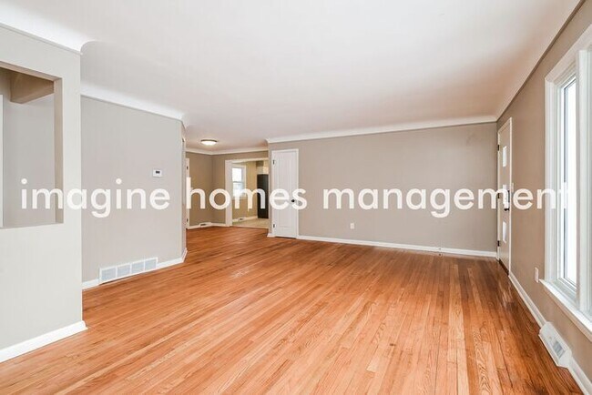 Building Photo - Gorgeous Ranch in Strongsville