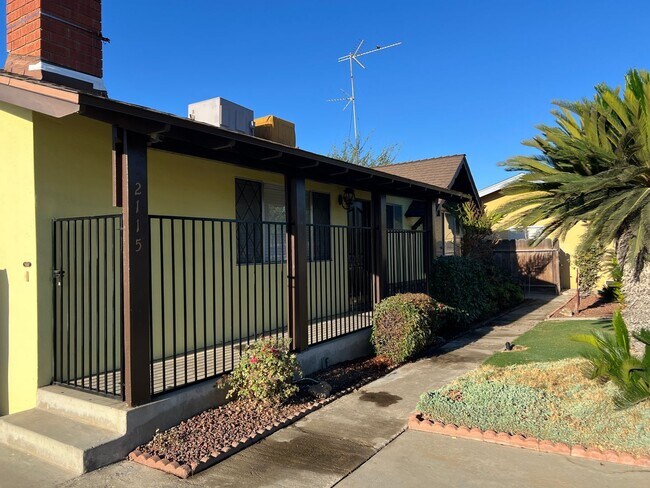 Foto del edificio - 2115 E Ash Ave