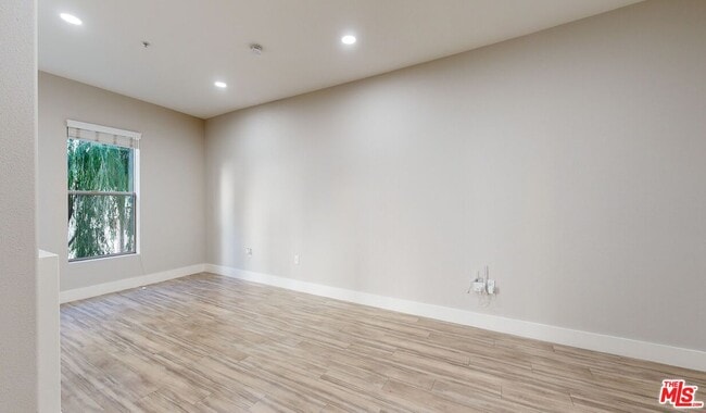 Foto del edificio - 6260 W 3rd St