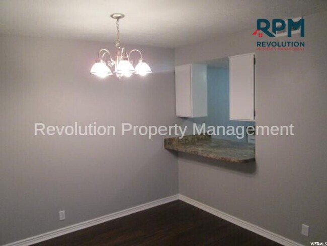 Building Photo - 2 Bedroom in Great Roy Location!