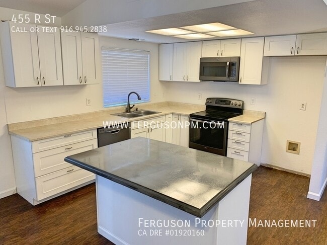 Building Photo - 455 R St