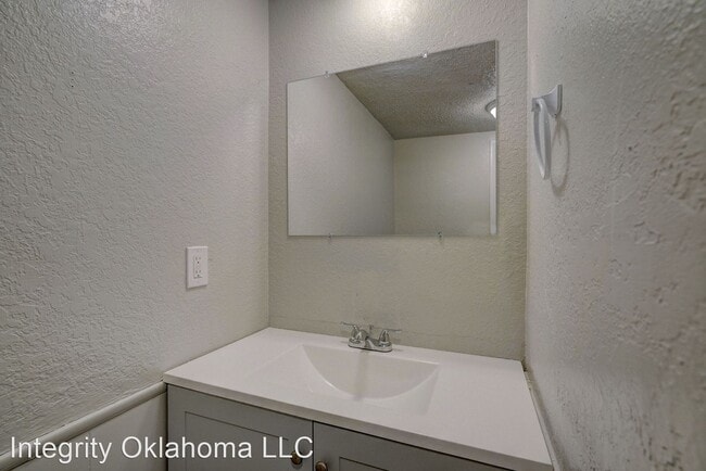 Building Photo - 4 br, 2.5 bath House - 6604 Braniff Dr.