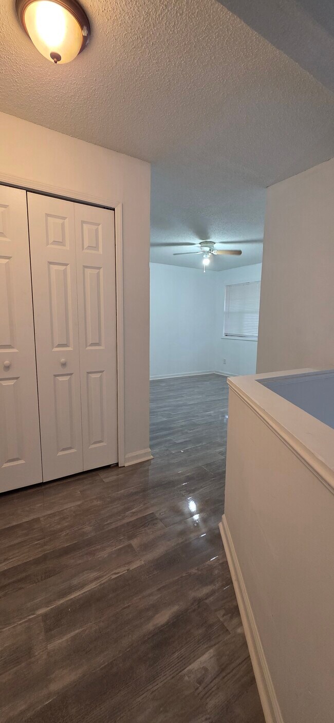 Building Photo - 8526 Pineland Dr