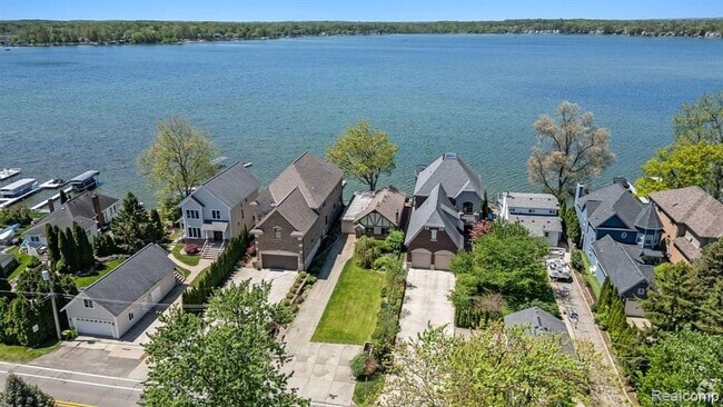 Building Photo - 1294 E Lake Dr