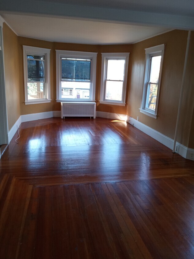 Living Room - 550 S Main St