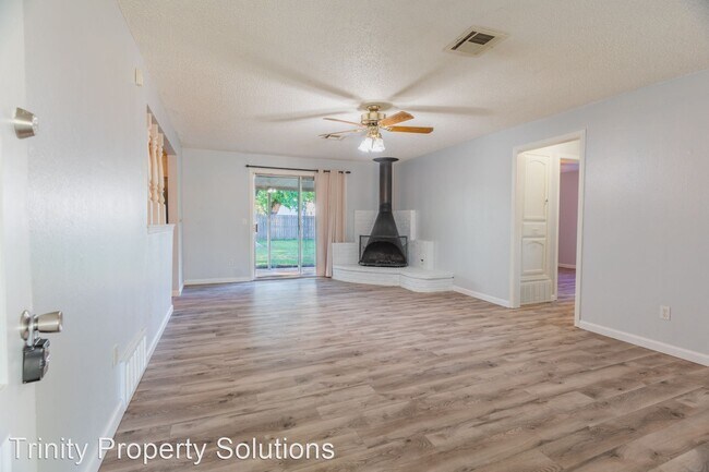 Building Photo - 3 br, 1 bath House - 613 SW 10th St.