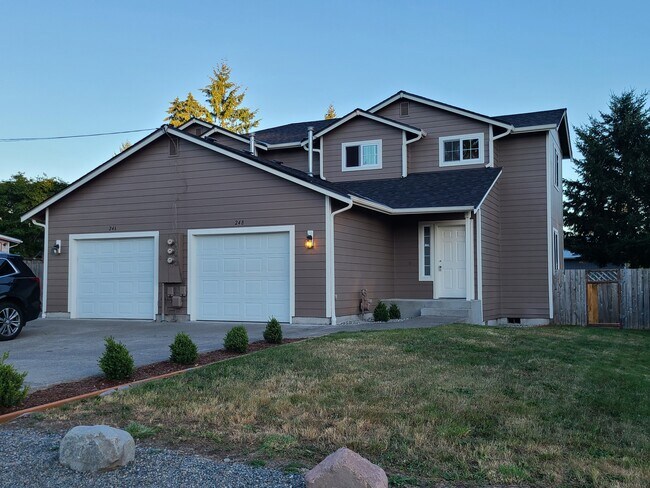 Recientemente ajardinado y pintado - 246 163rd St S