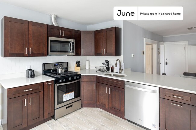 Building Photo - Private bedroom in 4 bed/2 bath Home