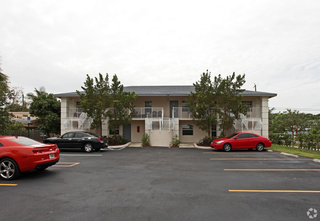Building Photo - 770 SW 6th Ct