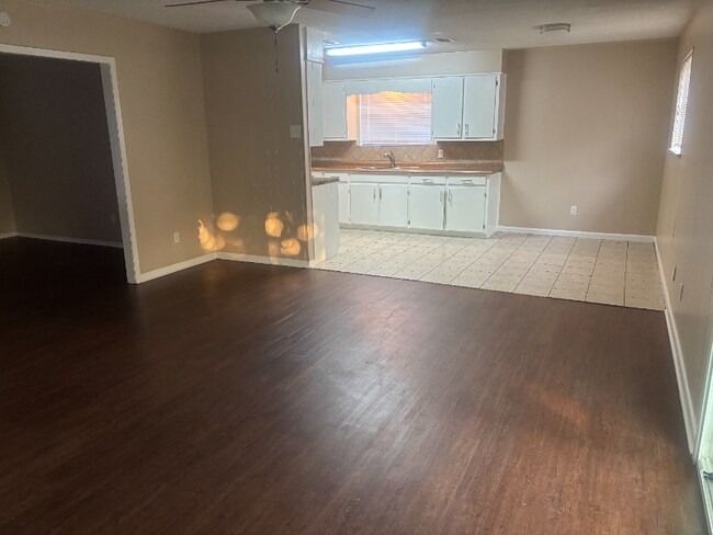 Building Photo - 513 Carlyle Dr