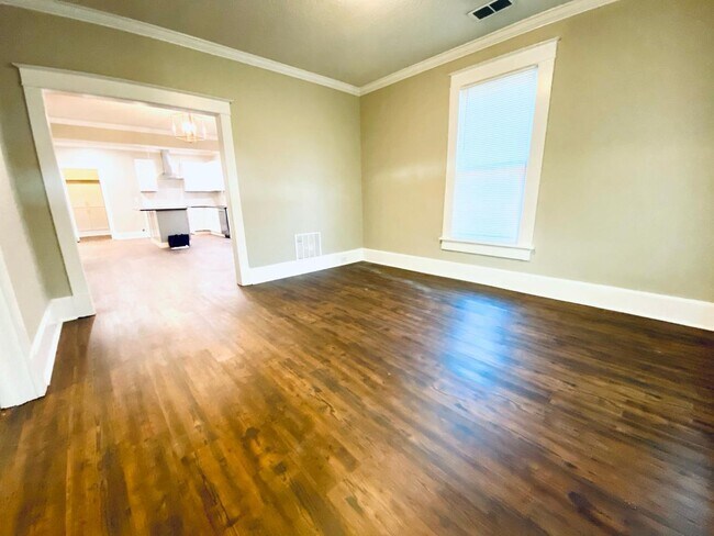 Building Photo - 3 bedroom, 2 bathroom recently updated in Cooper Young