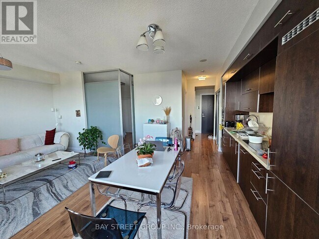 Photo du bâtiment - 5-3825 Sheppard Ave E