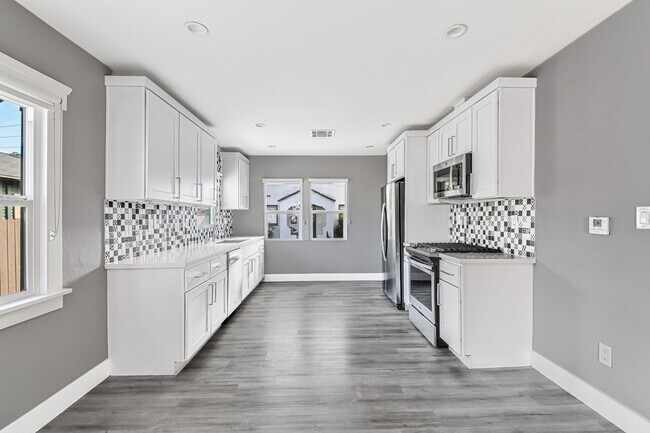 Building Photo - 2914 E 5th St