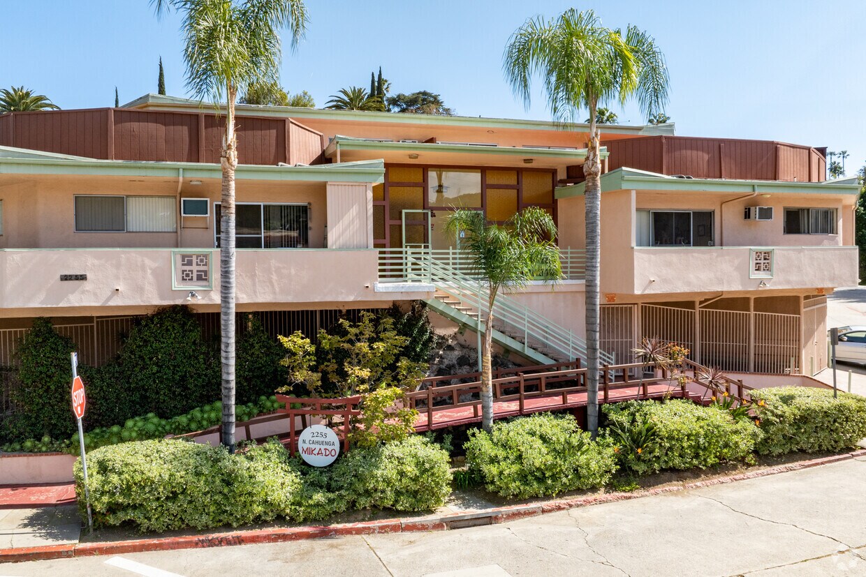 Frente del edificio, lado de Whitley Terrace - Mikado Apartments, Mid-Century Japanese