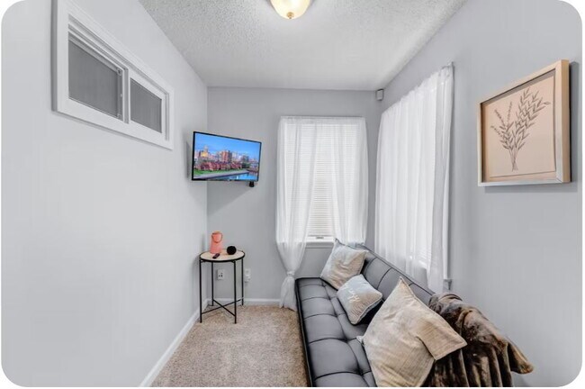 Foto del edificio - Furnished 1-Bedroom Apartment with Private Entrance and Free Laundry