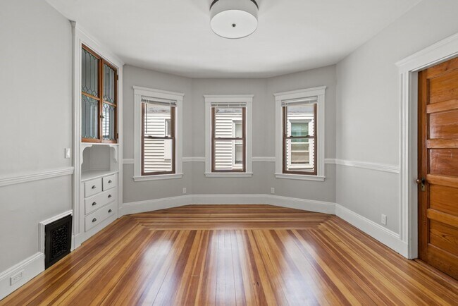 Building Photo - 19 Taft St