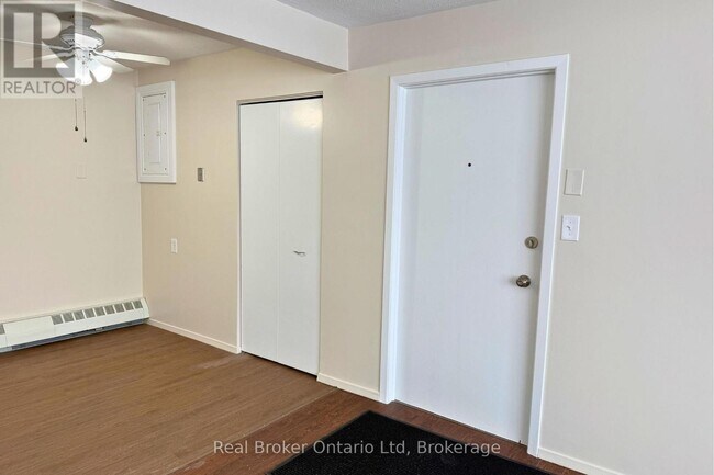 Photo du bâtiment - 301 West Street N