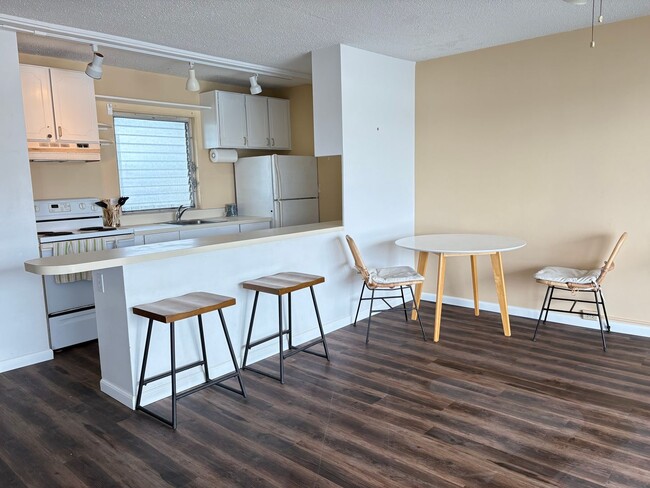 Building Photo - Makaha Shores - Two Bedroom