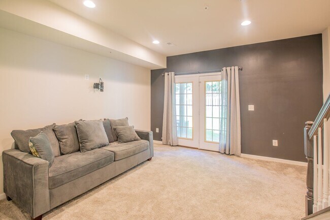 Building Photo - Beautiful 2 BR/3.5 BA Townhome in Severn!