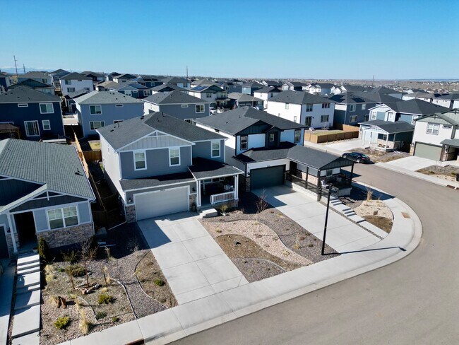 Foto del edificio - Nearly-New 4-Bed in Terrain with Deck, Office, and Resort-Style Amenities